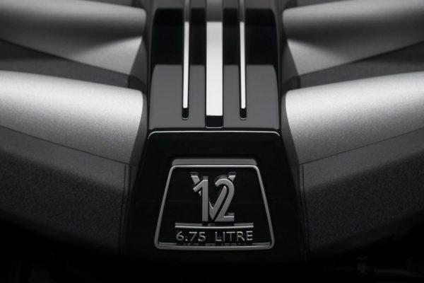 Rolls-Royce Cullinan 2022: Interiér, motor a úpravy
