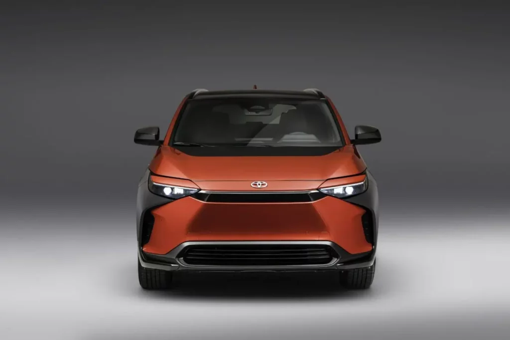 Toyota bZ4X 2023: Interiér, motor a úpravy