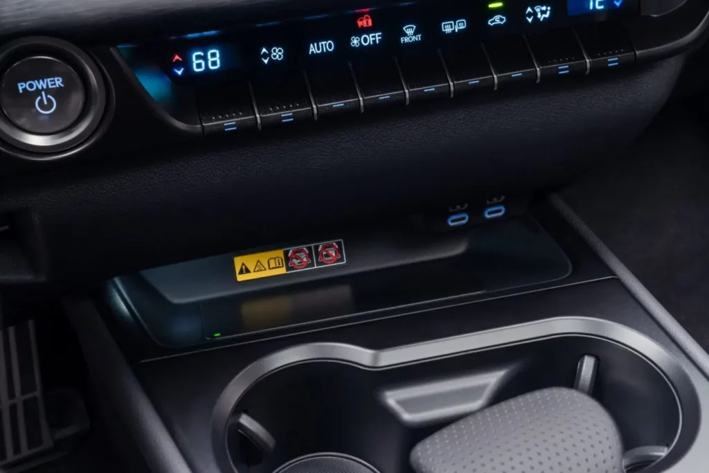 Lexus UXh 2023: Interiér, motor a úpravy