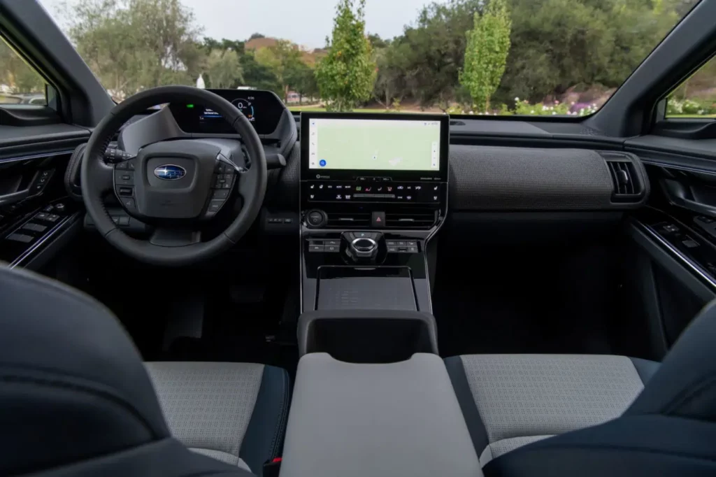 Subaru Solterra 2023: Interiér, motor a úpravy