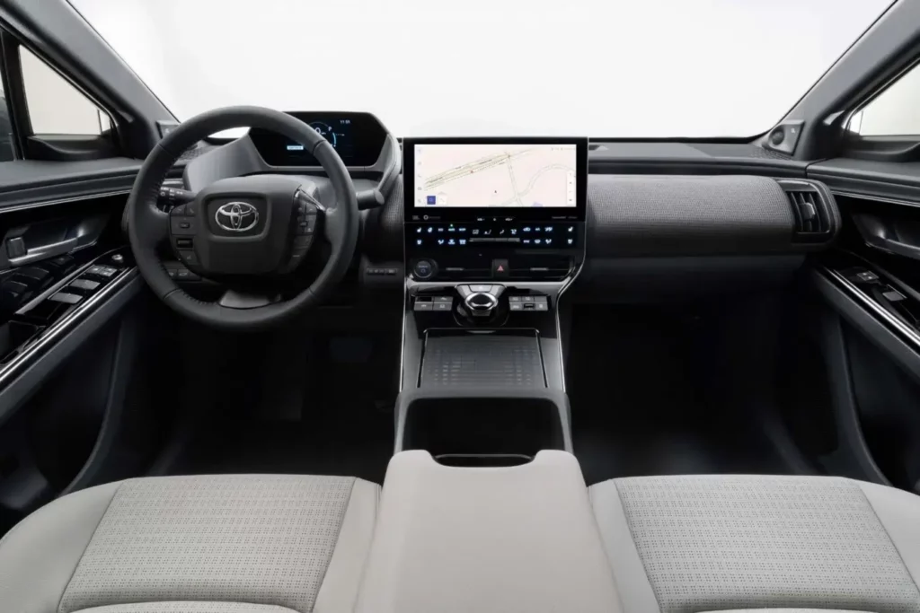 Toyota bZ4X 2023: Interiér, motor a úpravy