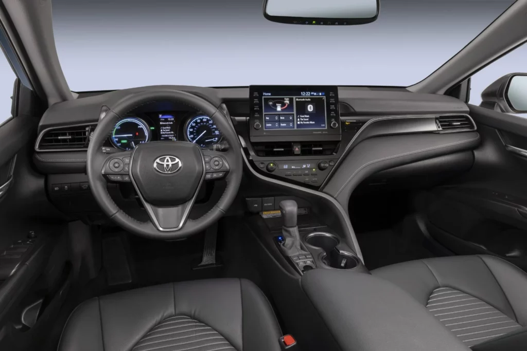 Toyota Camry 2023: Interiér, motor a úpravy