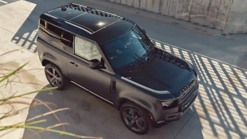 Land Rover Defender 2023: Interiér, motor a úpravy