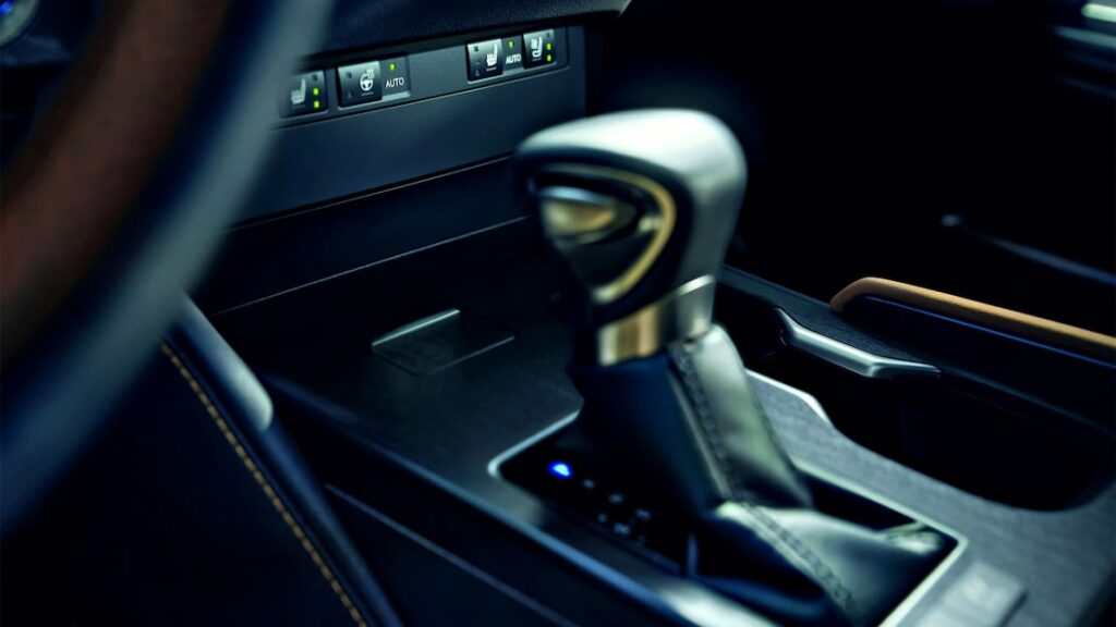 Lexus ES 2023: Interiér, motor a úpravy