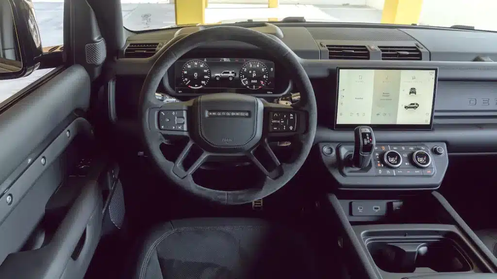 Land Rover Defender 2023: Interiér, motor a úpravy