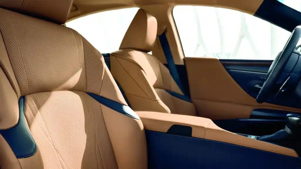 Lexus ES 2023: Interiér, motor a úpravy