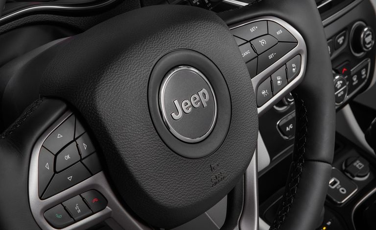 Jeep Cherokee 2023: Interiér, motor a úpravy