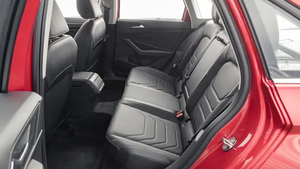 Volkswagen Jetta 2023: Interiér, motor a úpravy