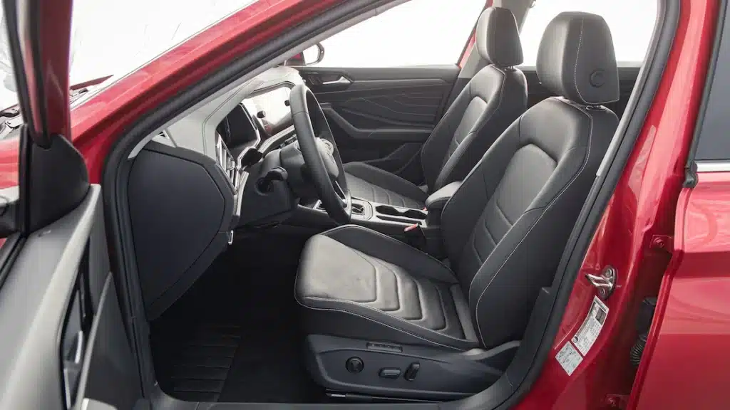 Volkswagen Jetta 2023: Interiér, motor a úpravy