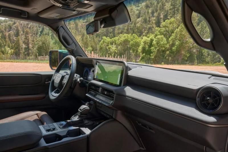 Toyota Land Cruiser 2024: Interiér, motor a úpravy