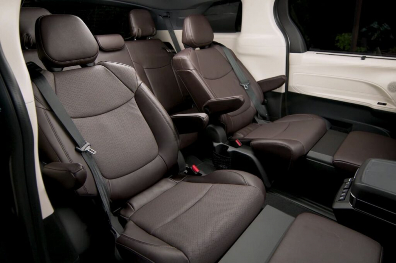 Toyota Sienna 2024: Interiér, motor a úpravy