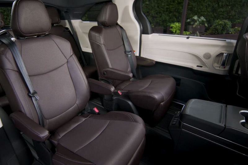 Toyota Sienna 2024: Interiér, motor a úpravy