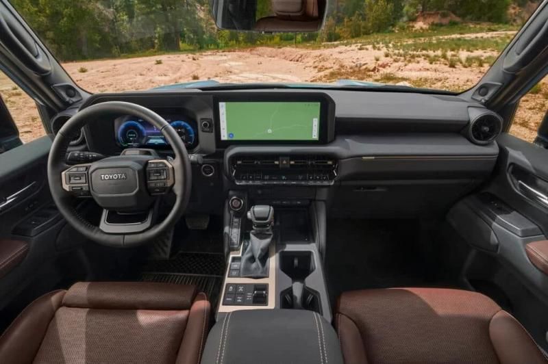 Toyota Land Cruiser 2024: Interiér, motor a úpravy