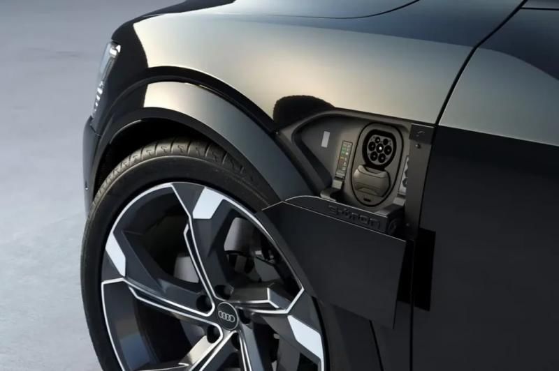 Audi SQ8 e-tron 2024: Interiér, motor a úpravy